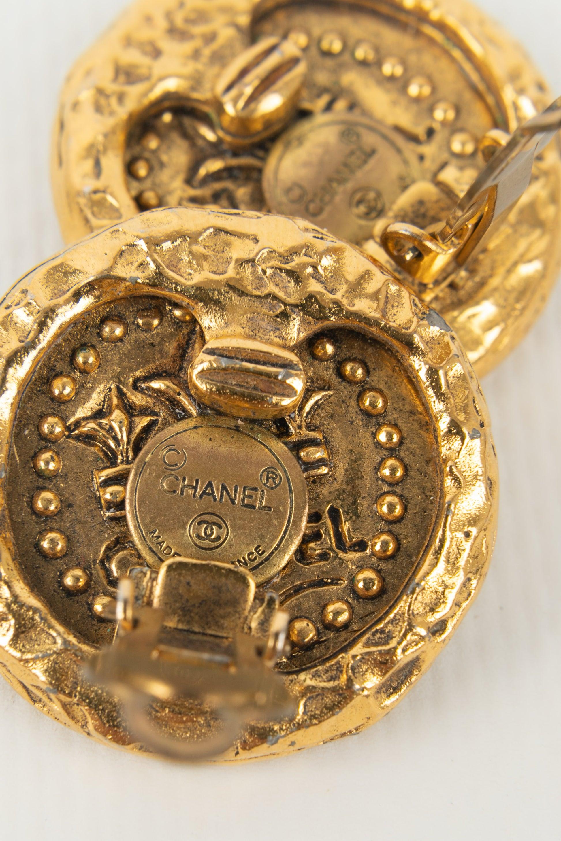 Chanel Engraved Golden Metal Clip-on Earrings For Sale 3