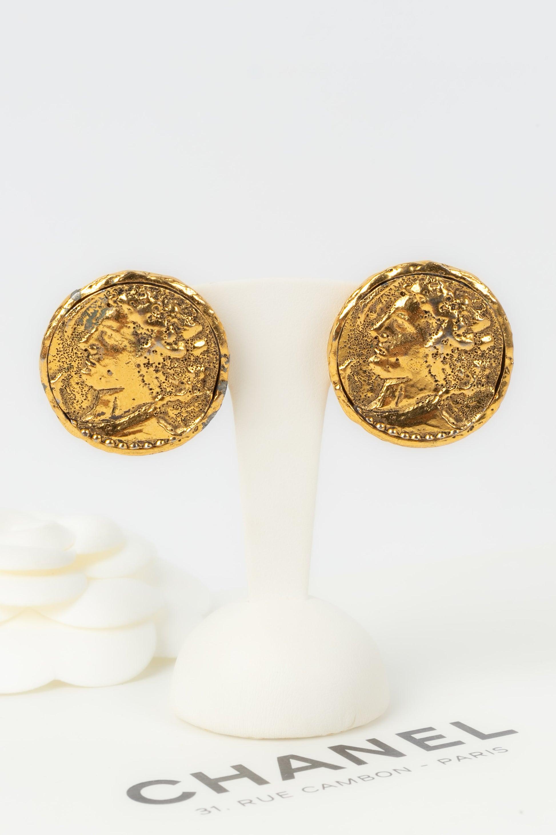 Chanel Engraved Golden Metal Clip-on Earrings For Sale 4