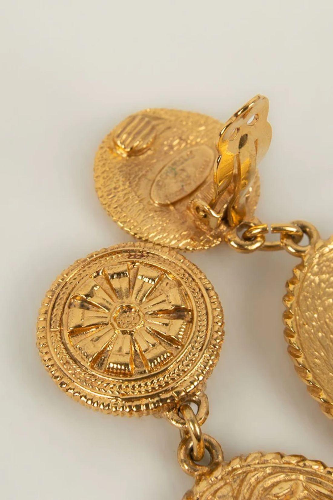Chanel Gravierte goldene Metall-Ohrringe im Zustand „Hervorragend“ im Angebot in SAINT-OUEN-SUR-SEINE, FR