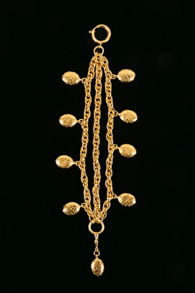 Chanel -(Made in France) Vergoldetes Metallarmband mit eingravierten Chanel-Medaillen.

Zusätzliche Informationen:
Abmessungen: 20 L cm

Zustand: Sehr guter Zustand

Verkäufer-Referenznummer: BRAB71