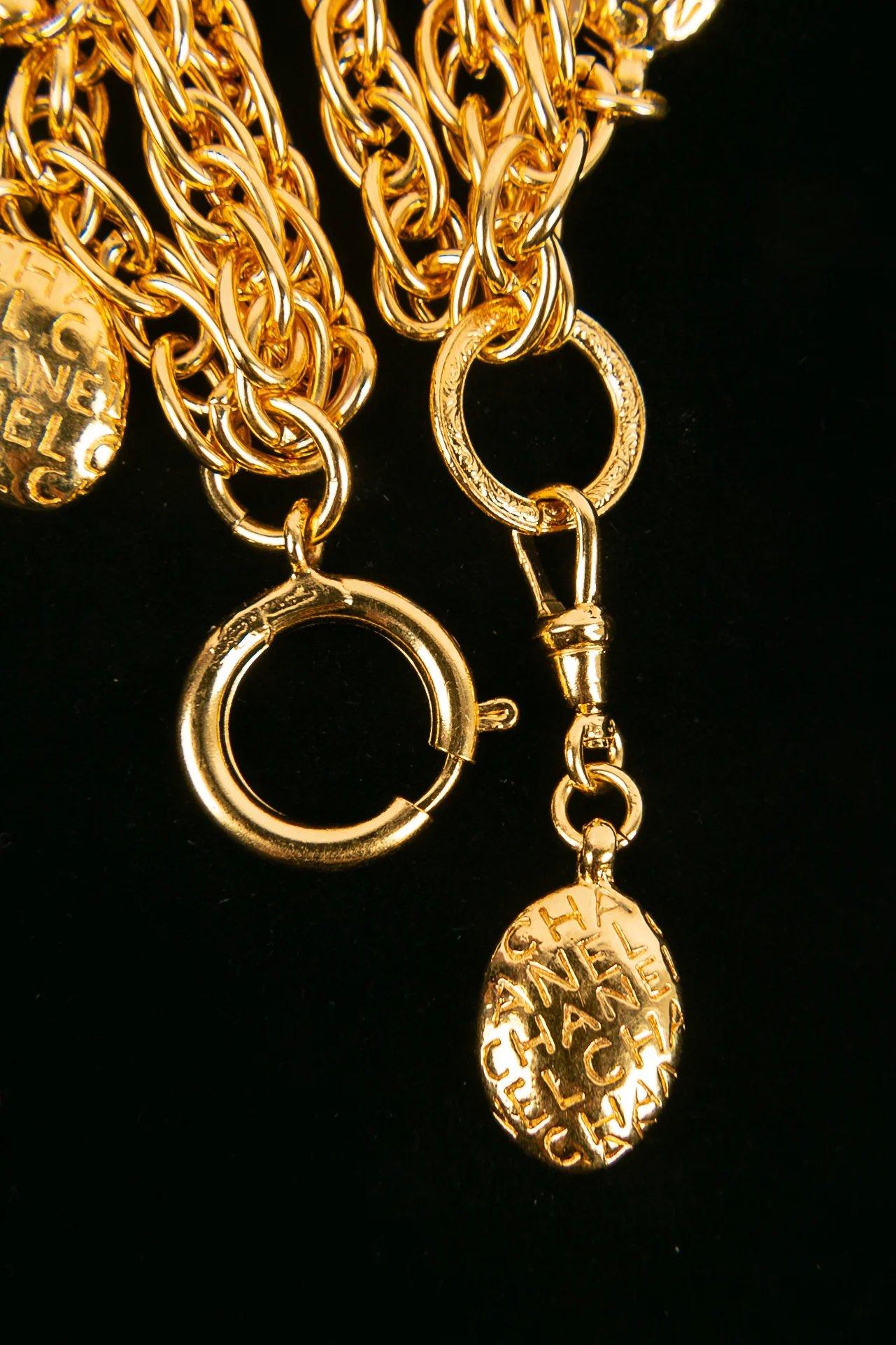 Chanel graviertes Medaillon-Armband in vergoldet im Zustand „Hervorragend“ im Angebot in SAINT-OUEN-SUR-SEINE, FR