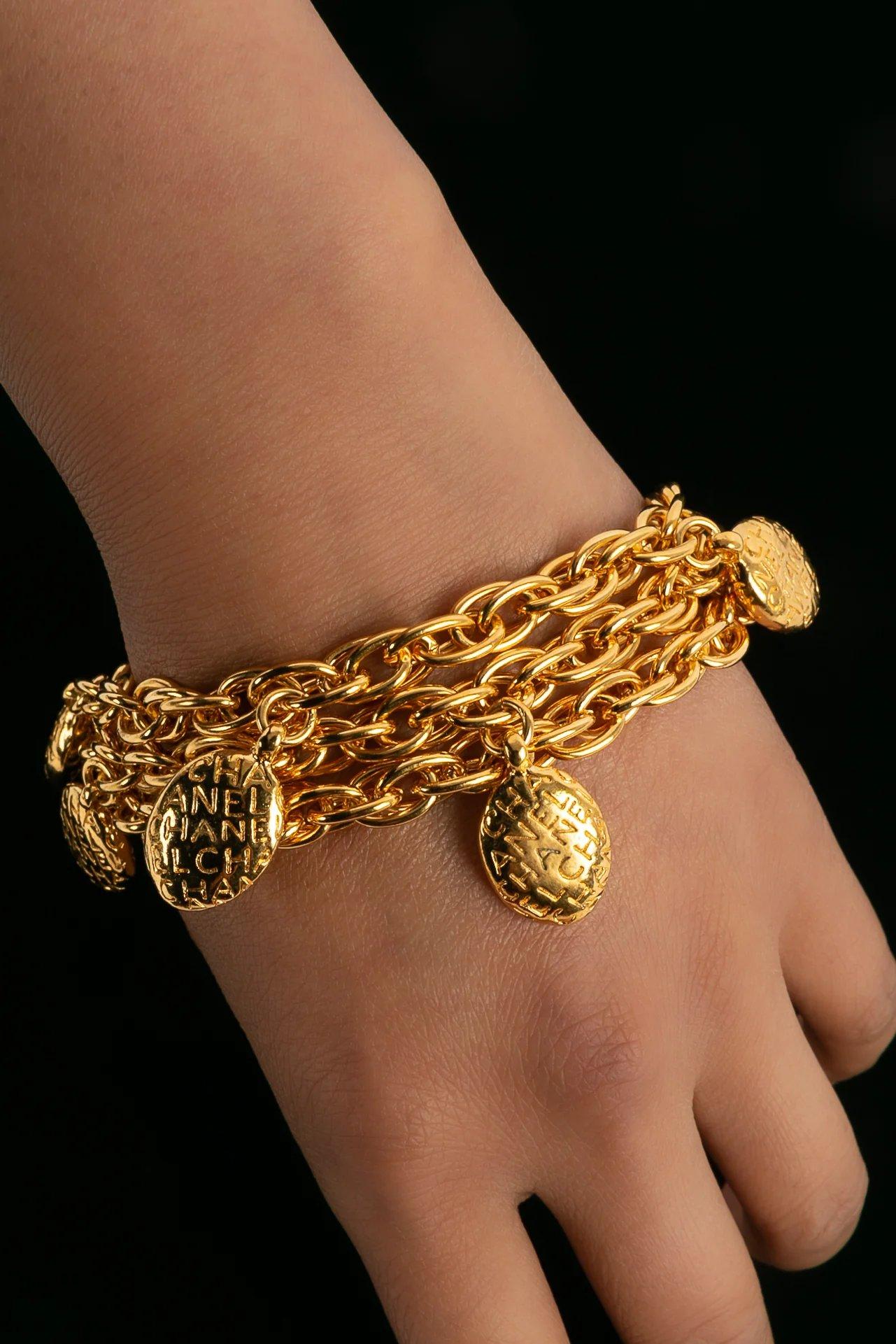 Chanel graviertes Medaillon-Armband in vergoldet im Angebot 1