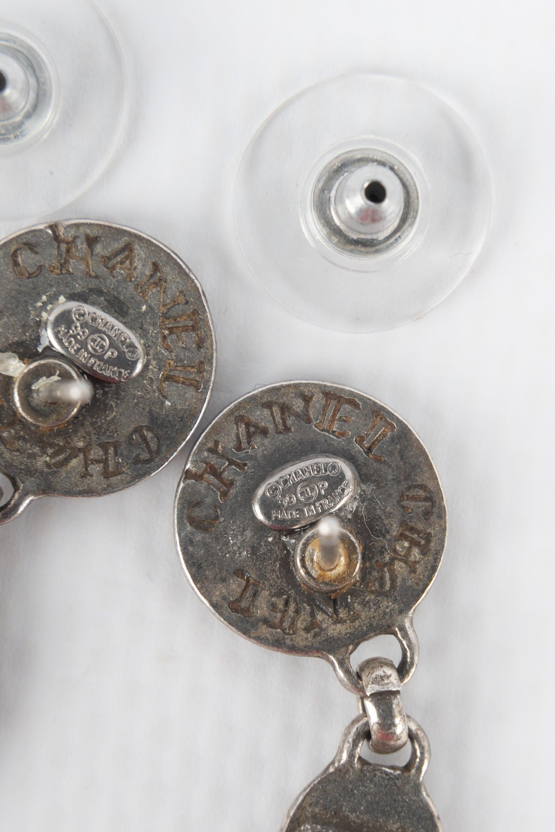 Chanel Engraved Silvery Metal Earrings, 1999 In Excellent Condition For Sale In SAINT-OUEN-SUR-SEINE, FR