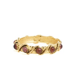 Chanel Ensemble 2 Armbänder 1980er Jahre Gripoix und CC Armbänder 2 Armreifen Ensemble