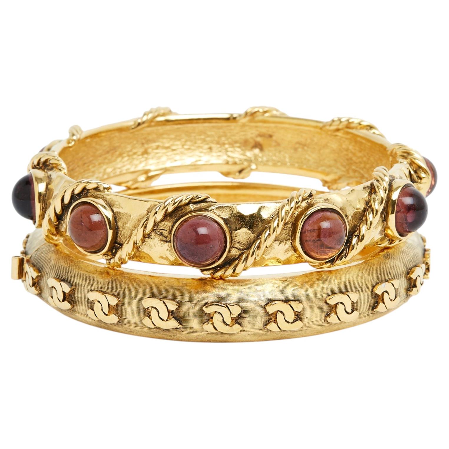 Chanel Ensemble 2 Bracelets 1980 Gripoix et CC Bracelets 2 Bangles Set Duet en vente
