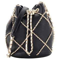 Chanel - Sac seau en cuir d'agneau matelassé avec cordon de serrage entrelacé Mini