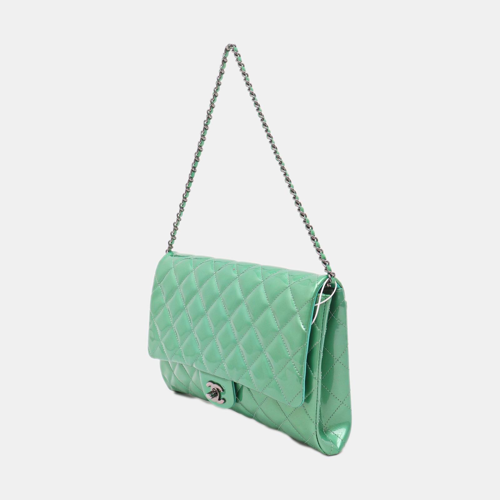 Chanel Envelope Clutch with Chains 2013 Shoulder Bag Apple Green Patent Leather In Good Condition For Sale In AUBERVILLIERS, FR