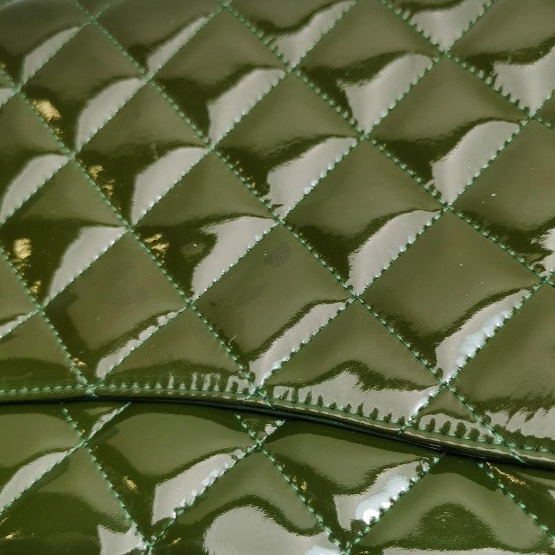 Chanel pochette enveloppe avec chaînes porté épaule en cuir verni vert foncé en vente 5