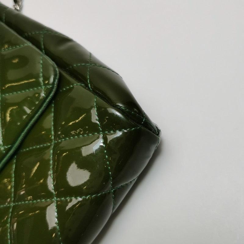 Chanel pochette enveloppe avec chaînes porté épaule en cuir verni vert foncé en vente 6