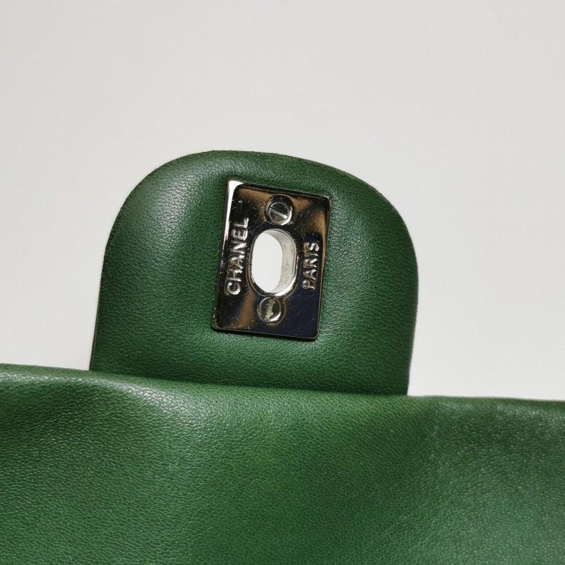 Chanel pochette enveloppe avec chaînes porté épaule en cuir verni vert foncé en vente 7