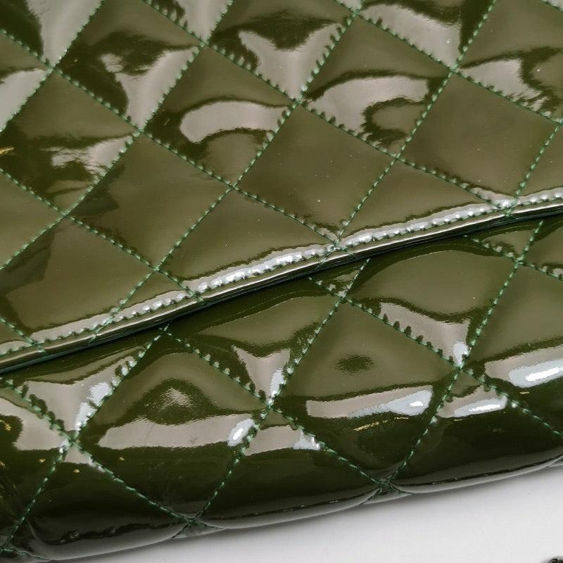 Chanel pochette enveloppe avec chaînes porté épaule en cuir verni vert foncé en vente 8