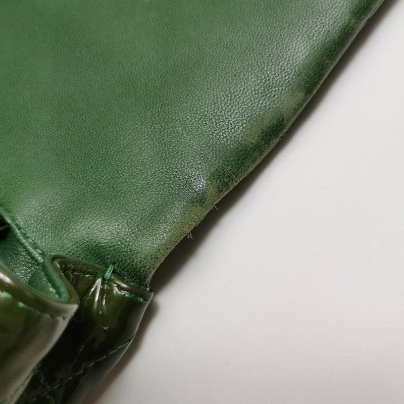 Chanel pochette enveloppe avec chaînes porté épaule en cuir verni vert foncé en vente 9