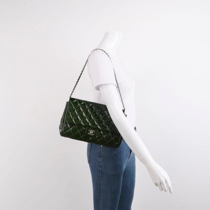 Chanel pochette enveloppe avec chaînes porté épaule en cuir verni vert foncé
  Il s'agit de photos professionnelles du sac offert par Luxbags.
  CONDITION : Très bon état avec des signes d'utilisation.
  Ce sac à main d'occasion et aimé peut