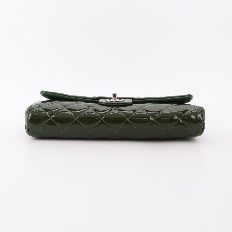 Noir Chanel pochette enveloppe avec chaînes porté épaule en cuir verni vert foncé en vente
