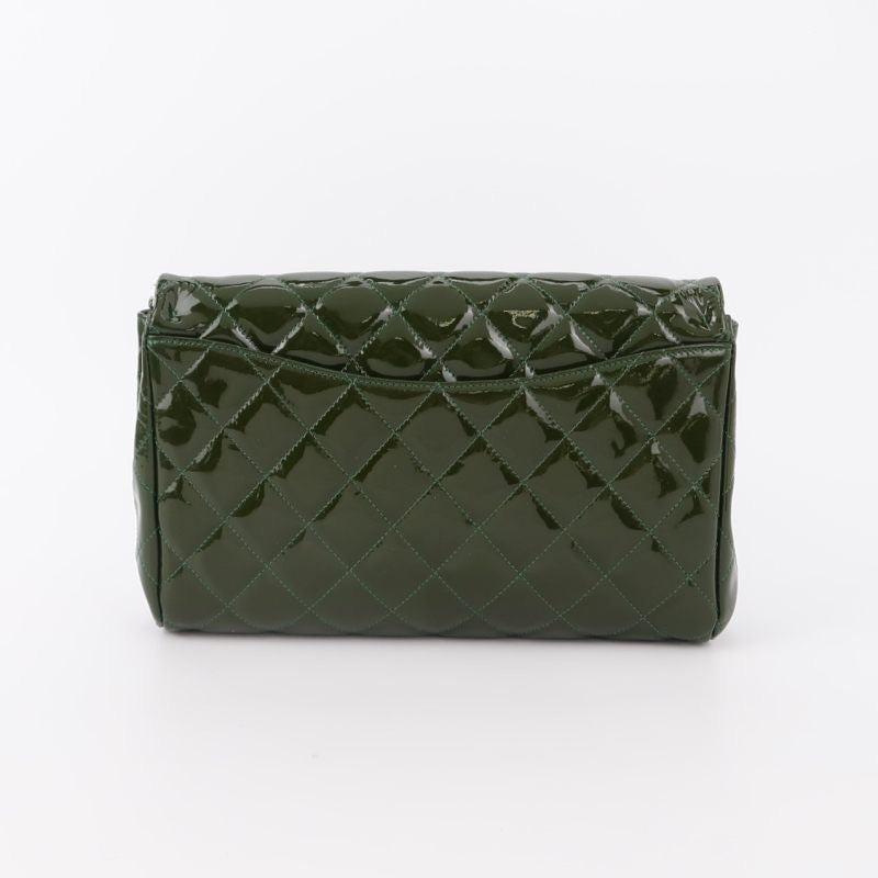 Chanel pochette enveloppe avec chaînes porté épaule en cuir verni vert foncé Excellent état - En vente à AUBERVILLIERS, FR