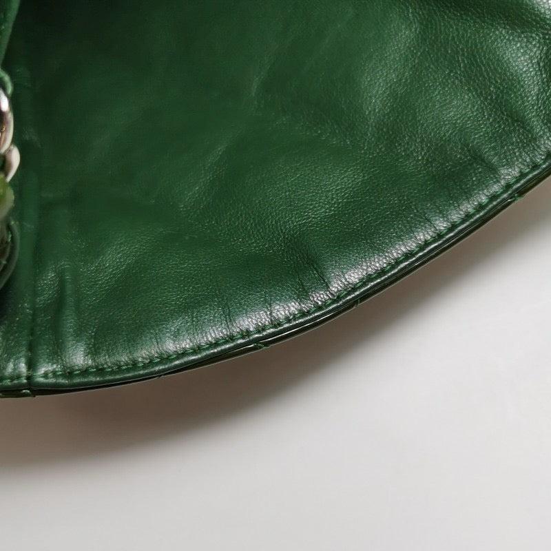 Chanel pochette enveloppe avec chaînes porté épaule en cuir verni vert foncé en vente 2