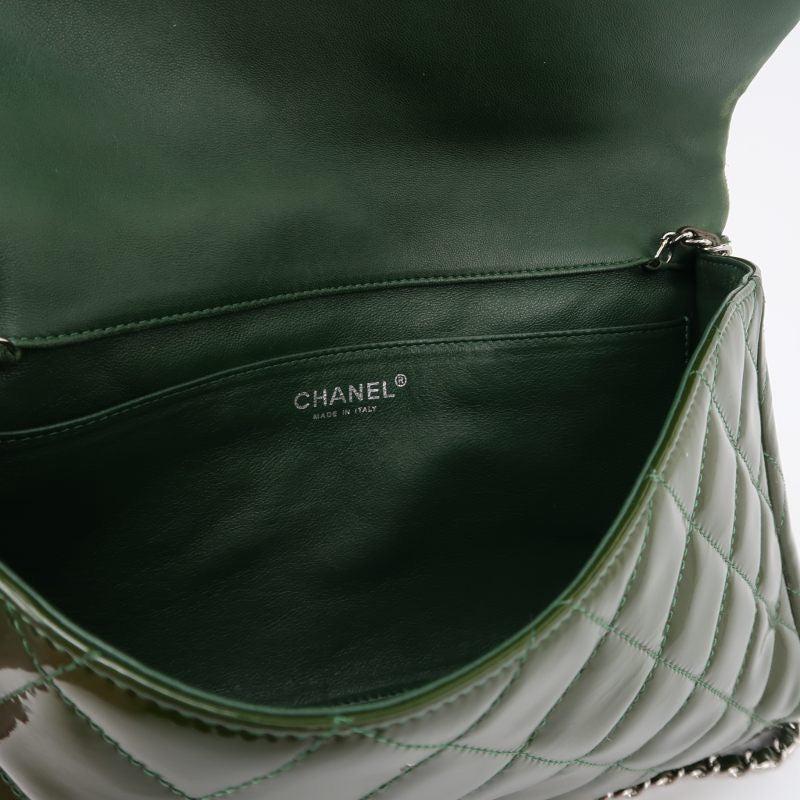 Chanel pochette enveloppe avec chaînes porté épaule en cuir verni vert foncé en vente 3