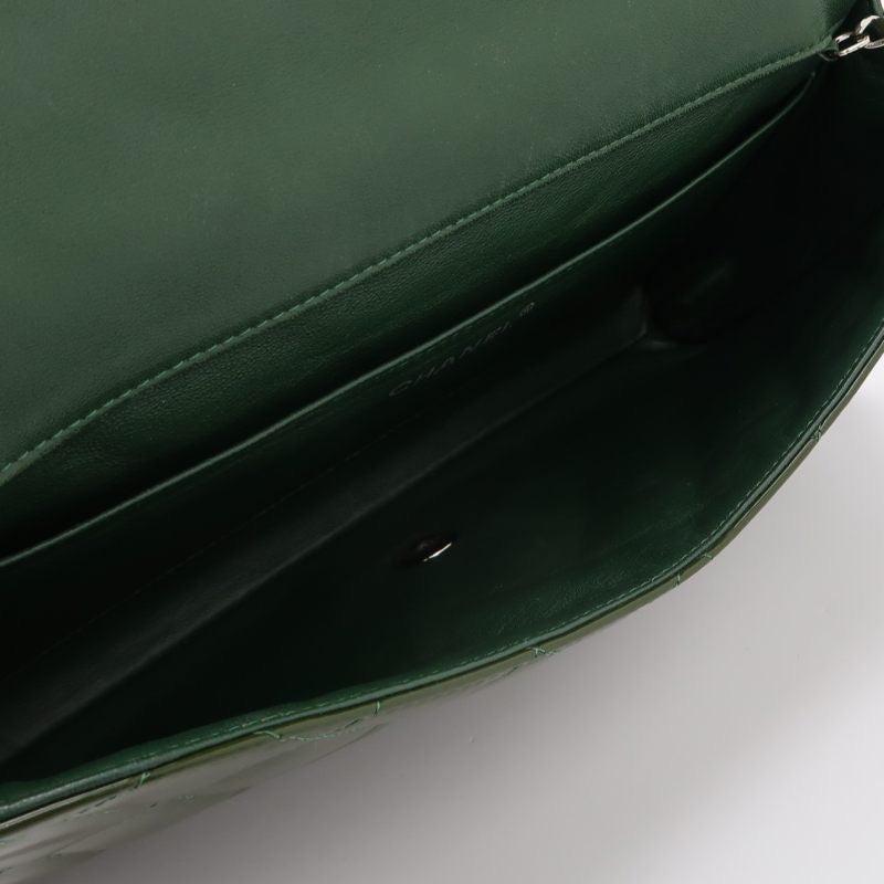 Chanel pochette enveloppe avec chaînes porté épaule en cuir verni vert foncé en vente 4