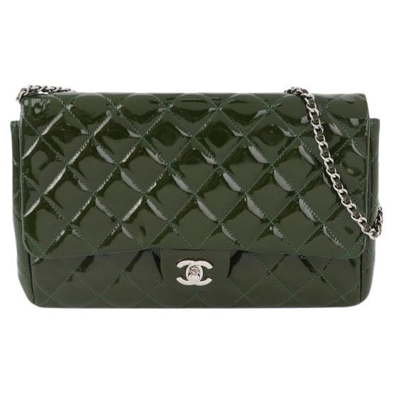 Chanel pochette enveloppe avec chaînes porté épaule en cuir verni vert foncé en vente