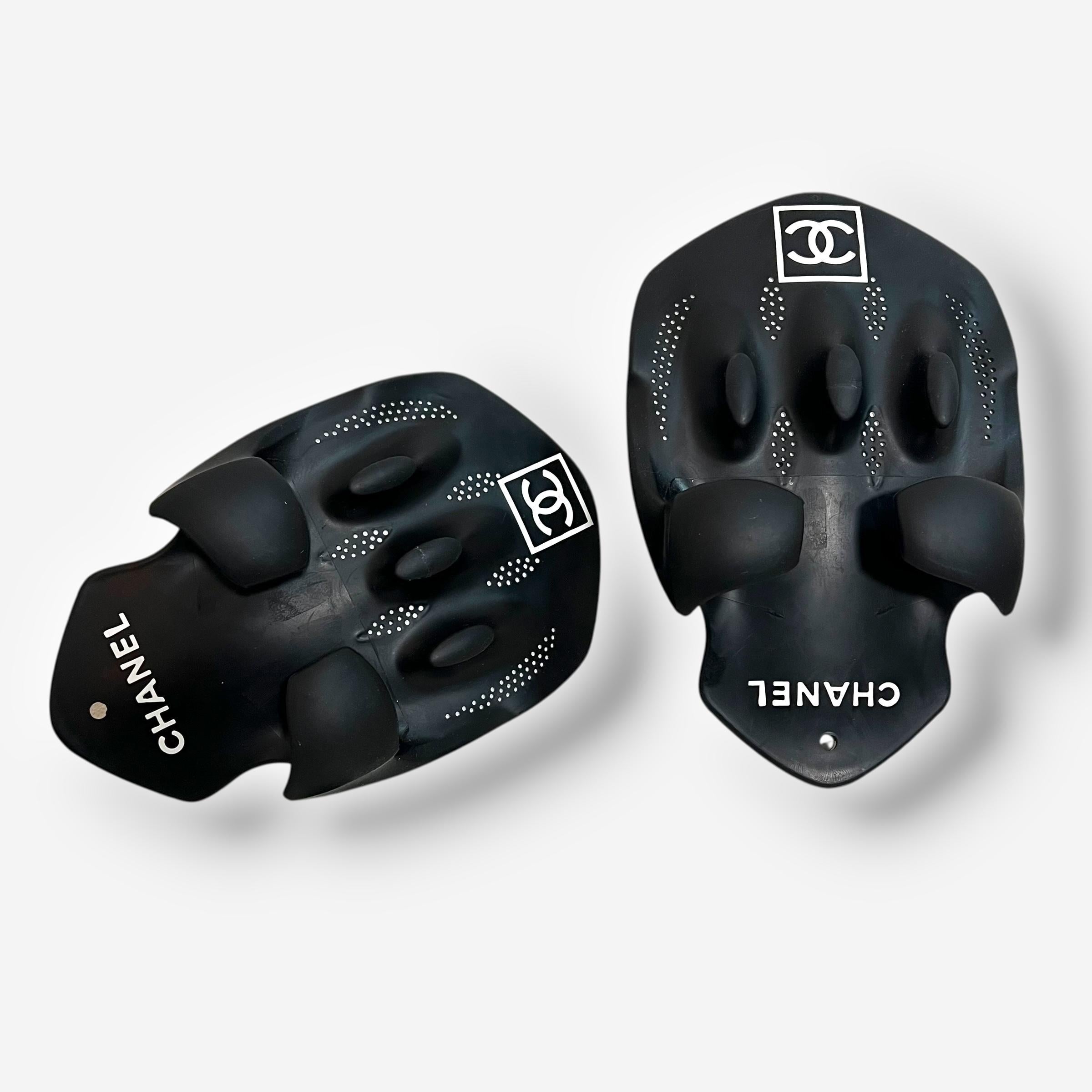 Chanel, aletas de mano ergonómicas de goma con logotipo CC, años 90 en Bueno estado para la venta en CAPELLE AAN DEN IJSSEL, ZH