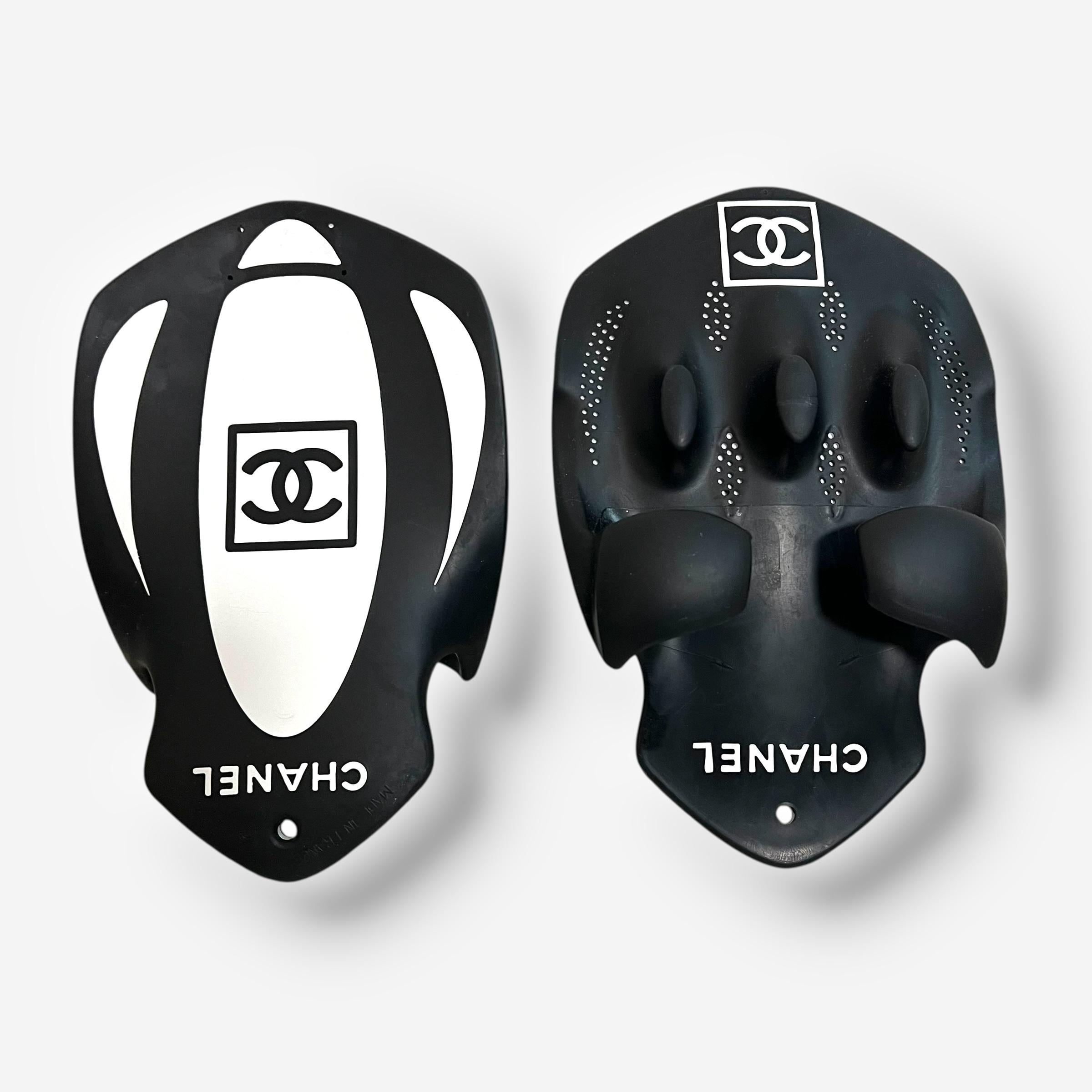 Chanel, aletas de mano ergonómicas de goma con logotipo CC, años 90 en venta 2