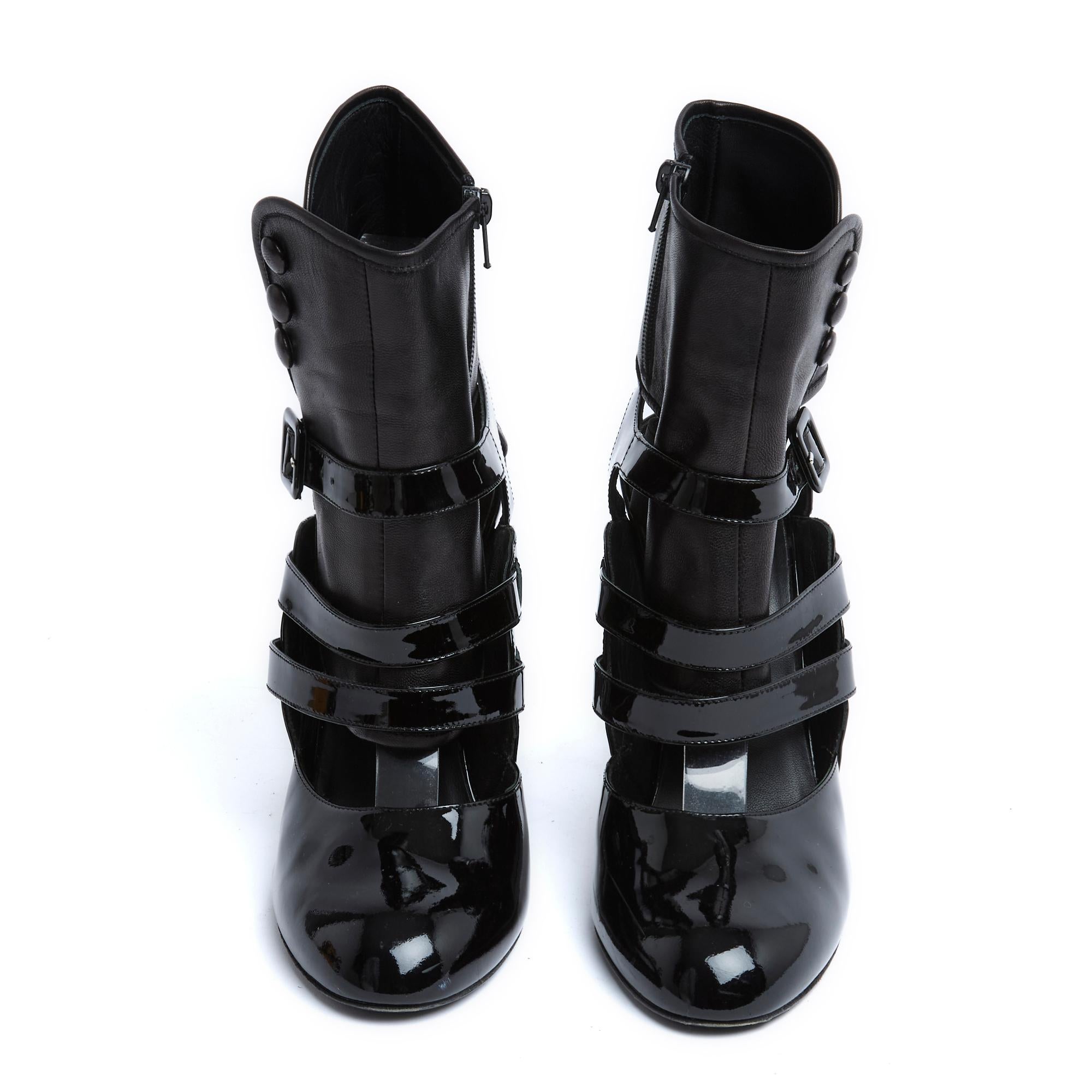 Chaussures Chanel composées d'un escarpin façon nuisette en cuir verni noir, bout en amande, 3 brides sur le dessus du pied et une autour de la cheville fermées par une boucle ardillon, talon semi-compensé en résine noire à motif matelassé et d'une