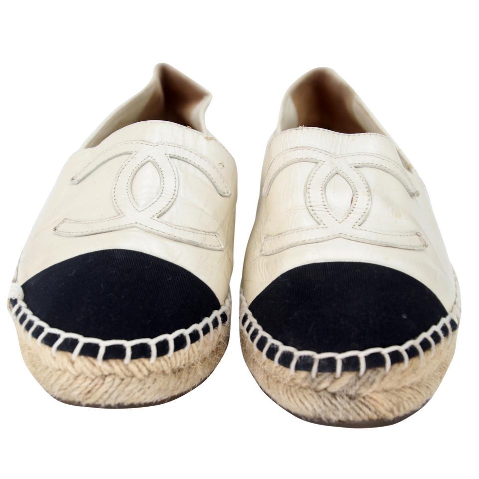 Chanel Espadrille 35 Leather Cap Toe CC Flats CC-0510N-0174

These chic Chanel White/Black Leather Cap Toe Espadrille Flats can enhance any style. These highly sought after espadrilles are a must have for any trendy fashionista! These flats include