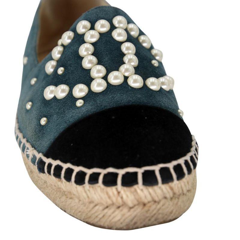 Chanel Espadrille 35 Suede and Faux Leather Pearl CC Flats CC-0322N-0079

These chic and fun Chanel Blue Suede and Faux Pearl CC Espadrille Flats can enhance any style. These highly sought after espadrilles are a must have for any trendy