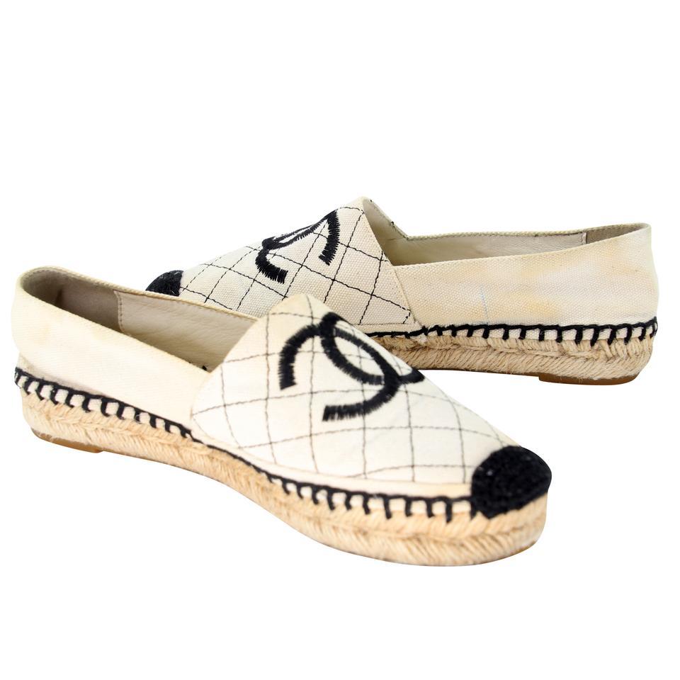 Chanel Espadrille 36 Canvas Diamond Quilted Stitching CC Flats CC-0502N-0126

From the 2018 Cruise Collection. These playful and fun Chanel Black Cream Linen Canvas CC Espadrille Flats can enhance any style. These highly sought after espadrilles are
