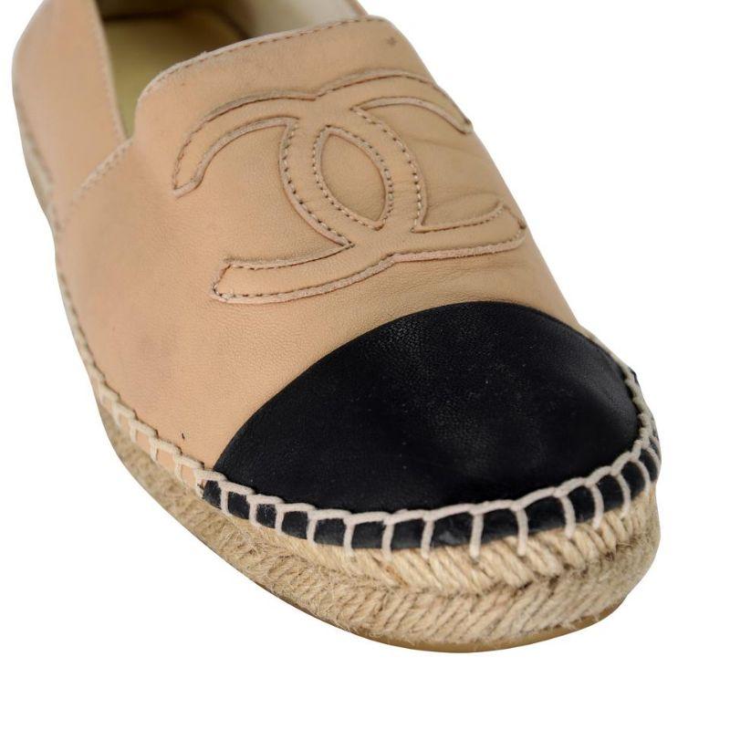 Chanel Espadrille 36 CC Cap Toe Leather Ballet Flats CC-0910N-0002

These fun Chanel Beige and Black Leather Cap Toe Espadrille Flats can enhance any style. These highly sought after espadrilles are a must have for any trendy fashionista! These
