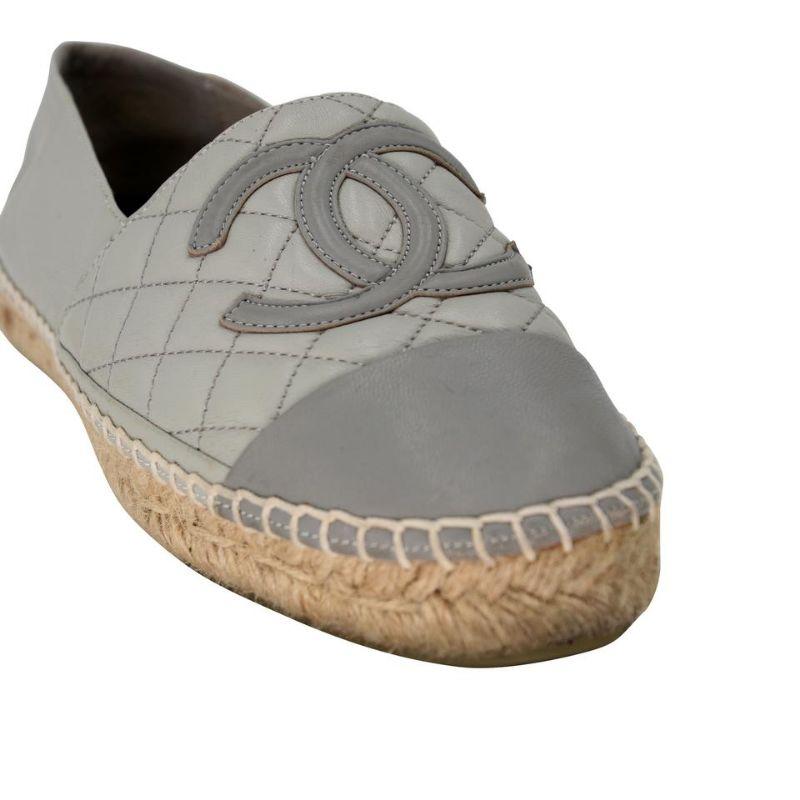 Chanel Espadrille 36 - Chaussures plates CC brodées en cuir CC-0602N-0001

Ces amusantes espadrilles en cuir beige/noir de Chanel peuvent rehausser n'importe quel style. Ces espadrilles très recherchées sont indispensables à toute fashionista