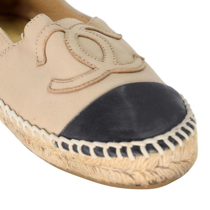 Chanel Espadrille 36 Leather Cap Toe CC Flats CC-0505N-0162

These fun Chanel Beige/Black Leather Cap Toe Espadrille Flats can enhance any style. These highly sought after espadrilles are a must have for any trendy fashionista! These flats include