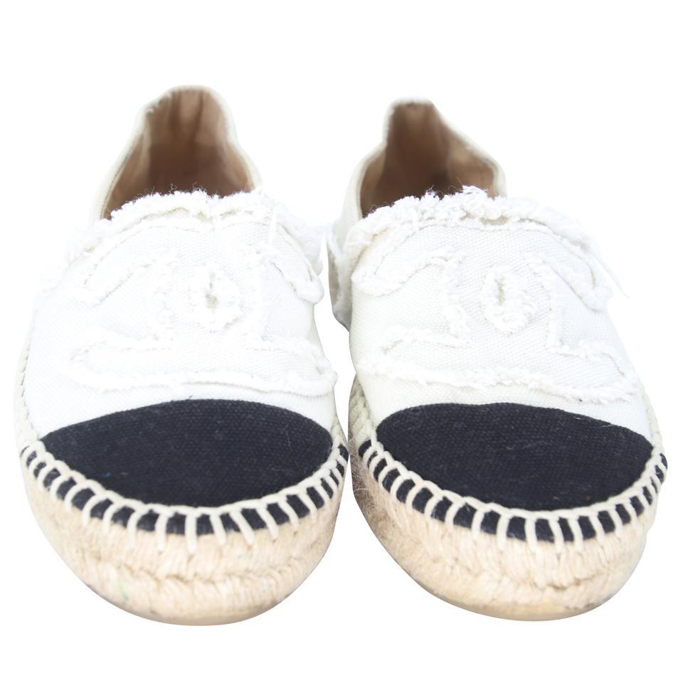 Chanel Espadrille 36 Raw Linen Canvas Cap-Toe Flats CC-0510N-0171

These chic Chanel Linen Canvas Espadrille Flats can enhance any style. These highly sought after espadrilles are a must have for any trendy fashionista! These flats include the