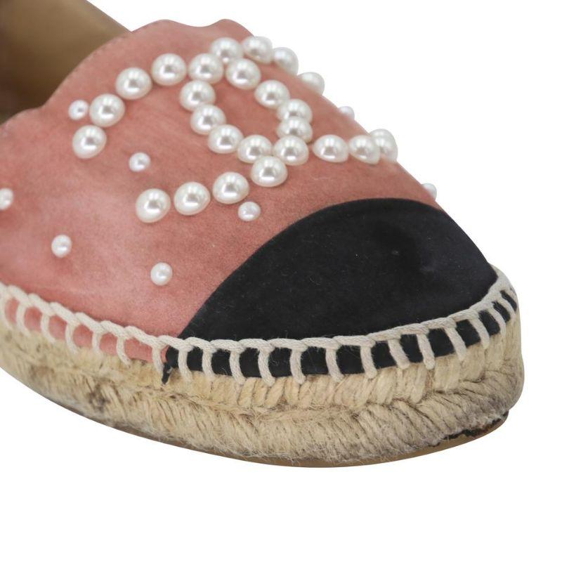 Chanel Espadrille 36 Suede And Faux Leather Pearl CC Flats CC-0523N-0195

These chic Chanel Pink Suede and Faux Pearl CC Espadrille Flats can enhance any style. These highly sought after espadrilles are a must have for any trendy fashionista! These
