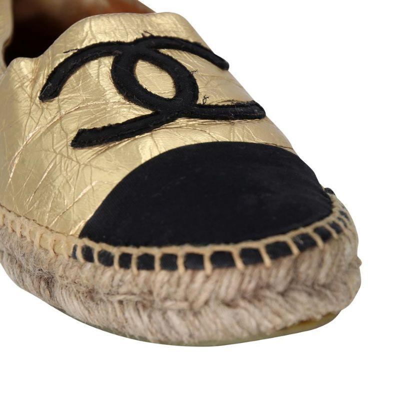 Chanel Espadrille 37 Crinkled Suede Leather Runway Rare CC Flats CC-0321N-0074

These fun Chanel Gold/Black Suede Leather Cap Toe Espadrille Flats can enhance any style. These highly sought after espadrilles are a must have for any trendy