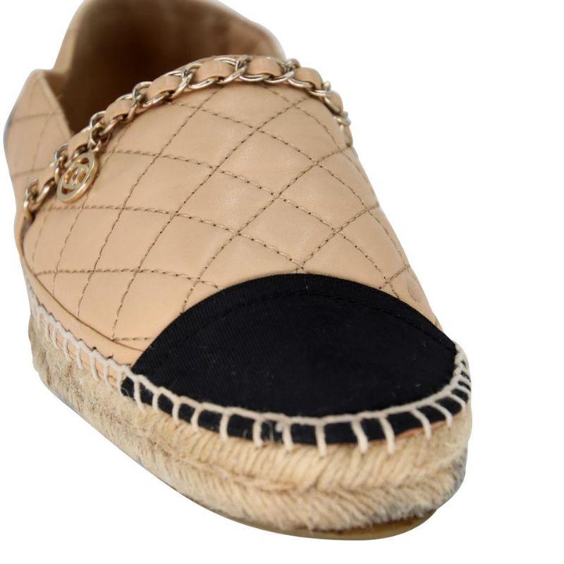 Chanel Espadrille 37 Diamond Quilted Leather Chain Flats CC-0322N-0078

These chic and fun Chanel Diamond Quilted Leather Beige and Black Espadrille Flats can enhance any style. These highly sought after espadrilles are a must have for any trendy