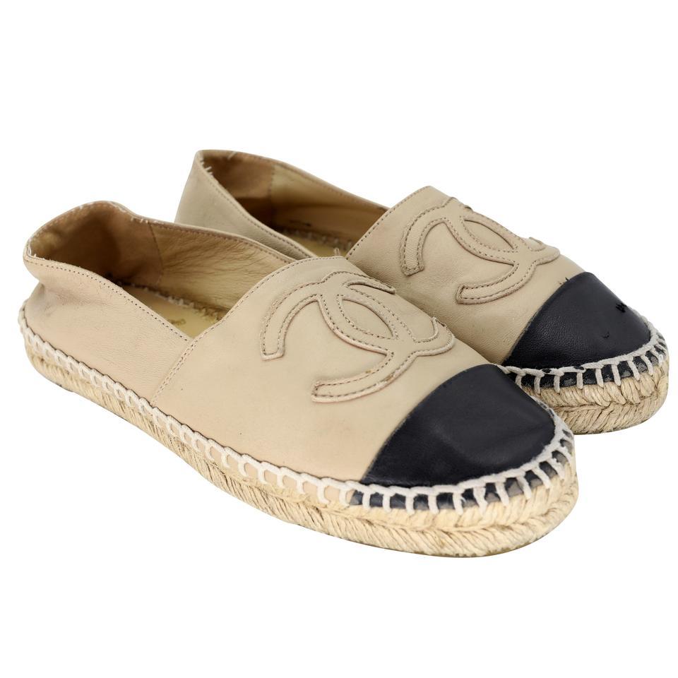 Chanel Espadrille 37 Leather Cap Toe CC Flats CC-S0304P-0008 In Good Condition For Sale In Downey, CA