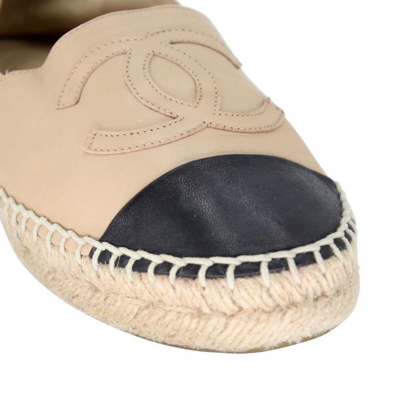 Chanel Espadrille 38 Leather Cap Toe CC Flats CC-0402N-0096

These fun Chanel Beige/Black Leather Cap Toe Espadrille Flats can enhance any style. These highly sought after espadrilles are a must have for any trendy fashionista! These flats include