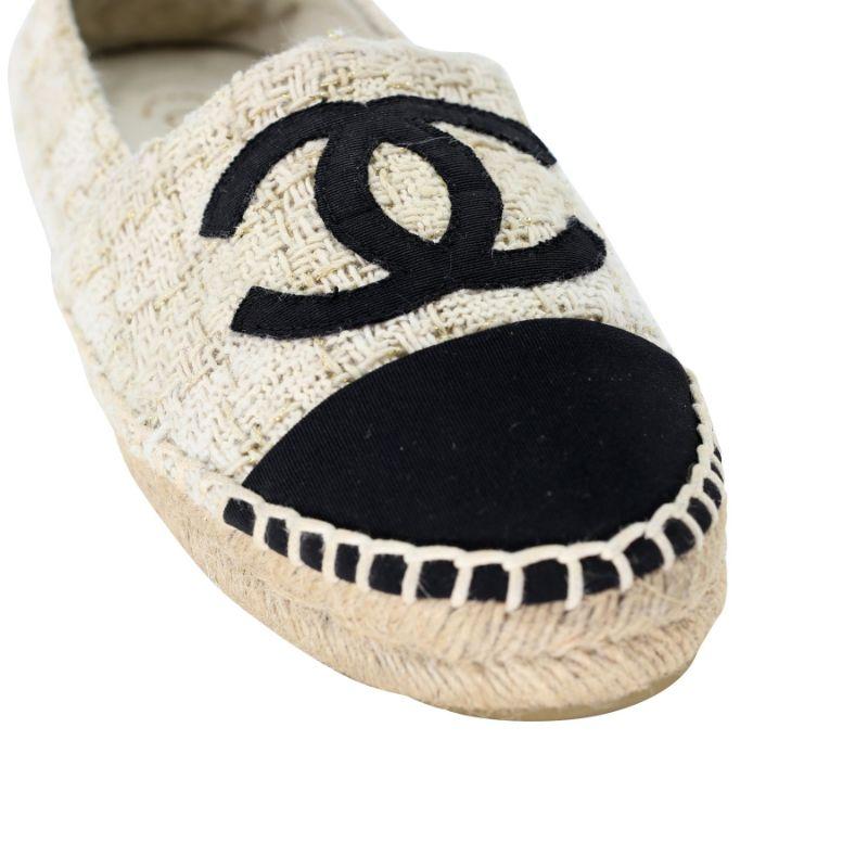 Chanel Espadrille 38 Tweed Leather Cap-Toe Flats CC-S0224P-0012

These fun Chanel Tweed Cap Toe CC Espadrille Flats can enhance any style. These highly sought after espadrilles are a must have for any trendy fashionista! These flats include the