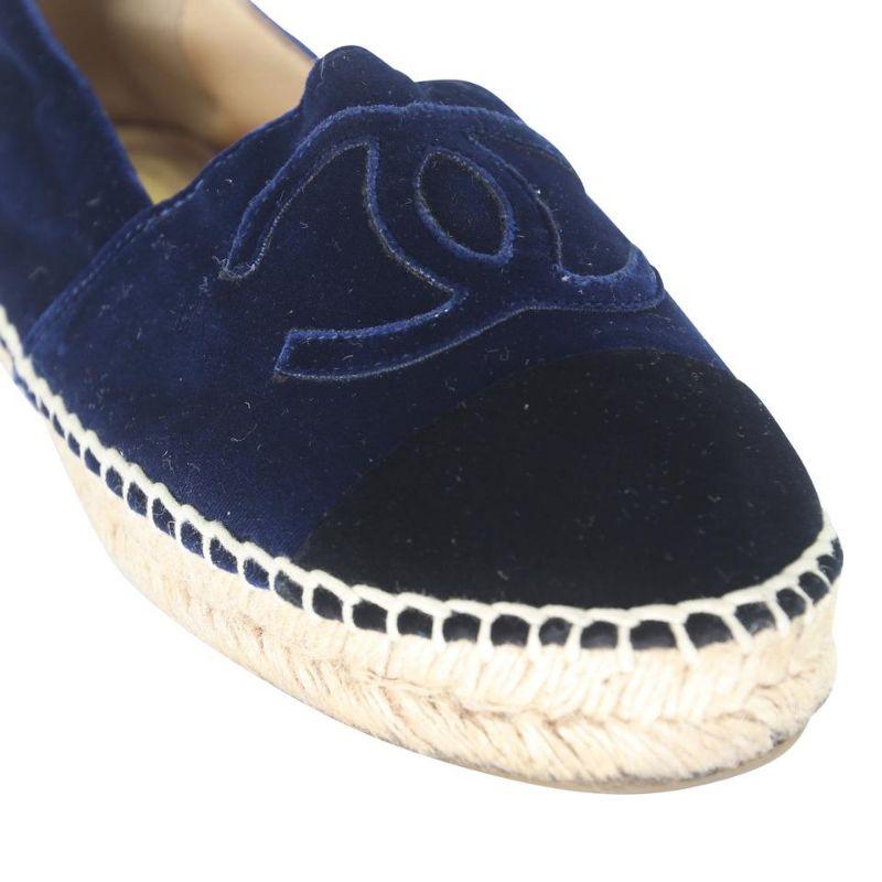 Chanel Espadrille 38 Cap Toe Cc Flats aus Samt CC-0502N-0130

Diese schicken Chanel-Espadrilles in Marineblau/Schwarz aus Samt mit Zehenkappe CC können jeden Stil unterstreichen. Diese sehr begehrten Espadrilles sind ein Muss für jede modische