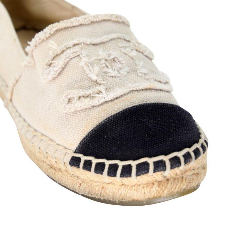 Chanel Espadrille 39 Raw Linen Canvas Cap Toe Flats CC-0910N-0001

These Chanel Beige Linen Espadrille Flats can enhance any style. These highly sought after espadrilles from 14P are a must have for any trendy fashionista! These flats include the