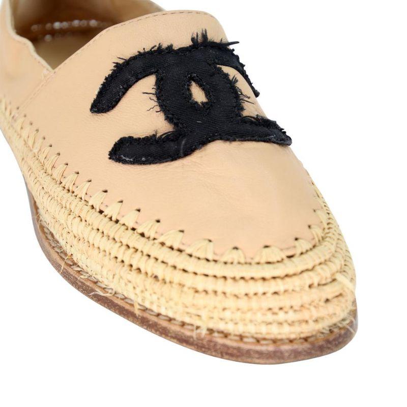 Chanel Espadrille Lambskin Leather CC Woven Raffia Flats CC-0402N-0097

From the Spring Summer Greek Collection these gorgeous smooth Beige lambskin leather with a woven raffia espadrille flat with contrasting black grosgrain CC logo across the toe