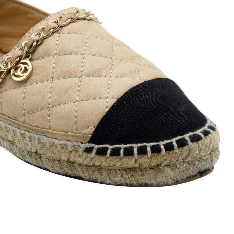 Chanel Espadrille - Chaussures plates en cuir matelassées à 37 chaînes CC-0203N-0001

Ces espadrilles beiges et noires de Chanel, jeunes et amusantes, peuvent rehausser n'importe quel style. Ces espadrilles très recherchées sont un must pour toute