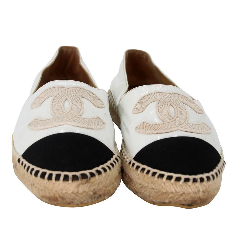 Chanel Espadrille Stacked 36 Patent Leather Cap Toe Flats CC-0712N-0011

These fun Chanel extremely rare patent leather & Cap Toe design Flats can enhance any style. These highly sought after espadrilles are a must have for any trendy fashionista!