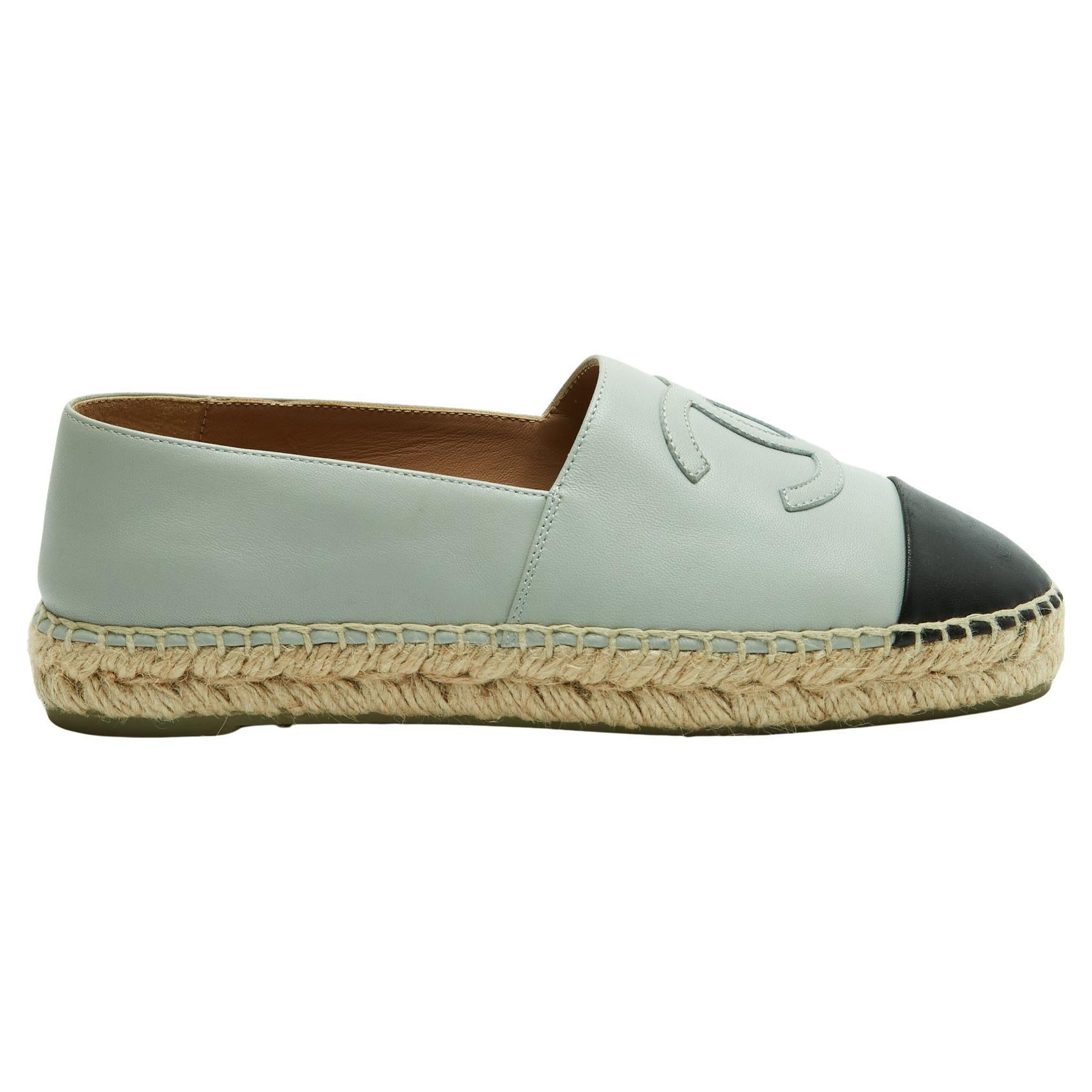 Chanel Espadrilles Cuir 2 tons EU37 CC Baby Blue Leather Flat Shoes UK4 US6.5 en venta
