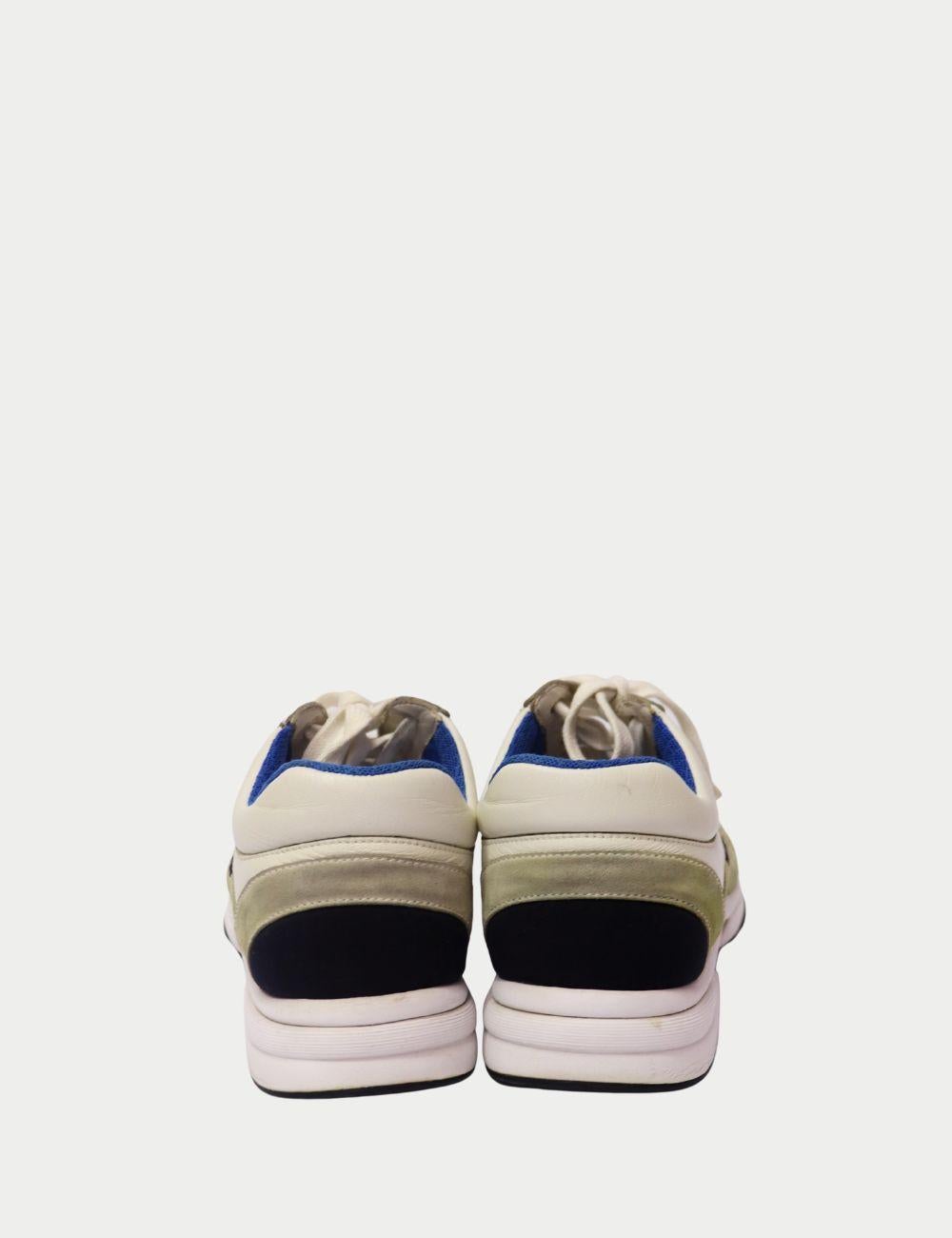 Chanel Zapatillas de piel blanca y plateada con detalles de ante

Adéntrate en la elegancia deportiva con estas zapatillas de piel Chanel, que combinan moda y funcionalidad en un auténtico estilo de lujo. Están confeccionadas en piel blanca y