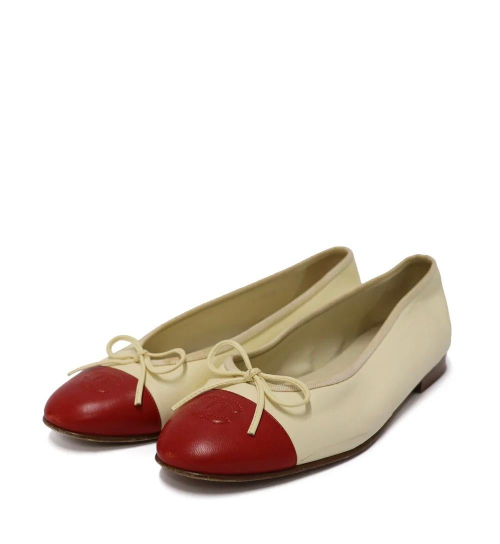 Chanel Beige and Red Lambskin Leather Ballet Flats. Uppers with contrasting red leather cap toes and a small embossed CC logo.

Material: Leather.
Size: EU 38.5
Overall Condition: Good
Interior Condition: Signs of use
Exterior Condition: Leather
