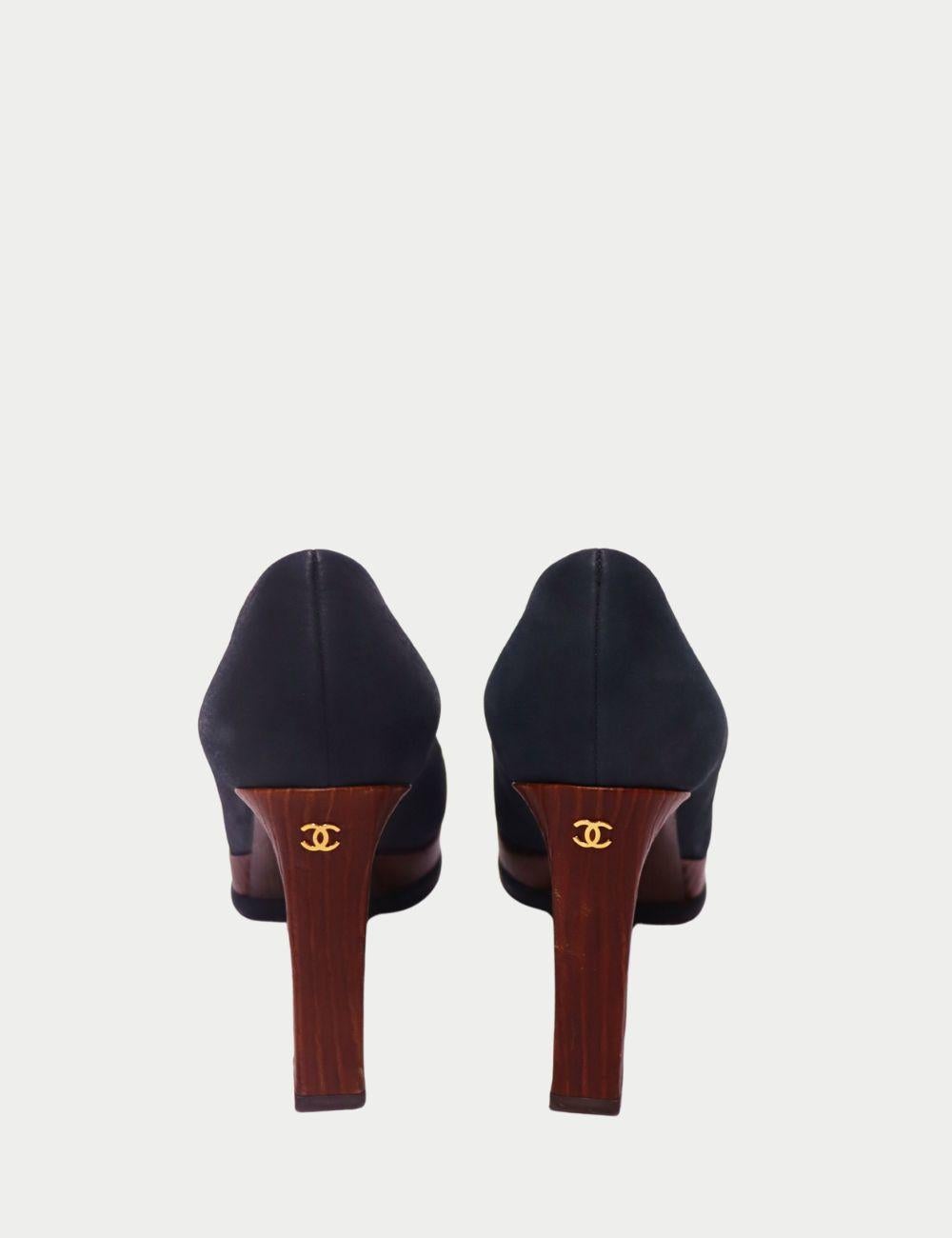 Chanel Navy Suede & Wood Cap-Toe Pumps – Made in Italy


Elevate your shoe collection with these Chanel Navy Suede & Wood Cap-Toe Pumps, a sophisticated take on the French fashion house’s iconic cap-toe design. Crafted in Italy, these pumps feature
