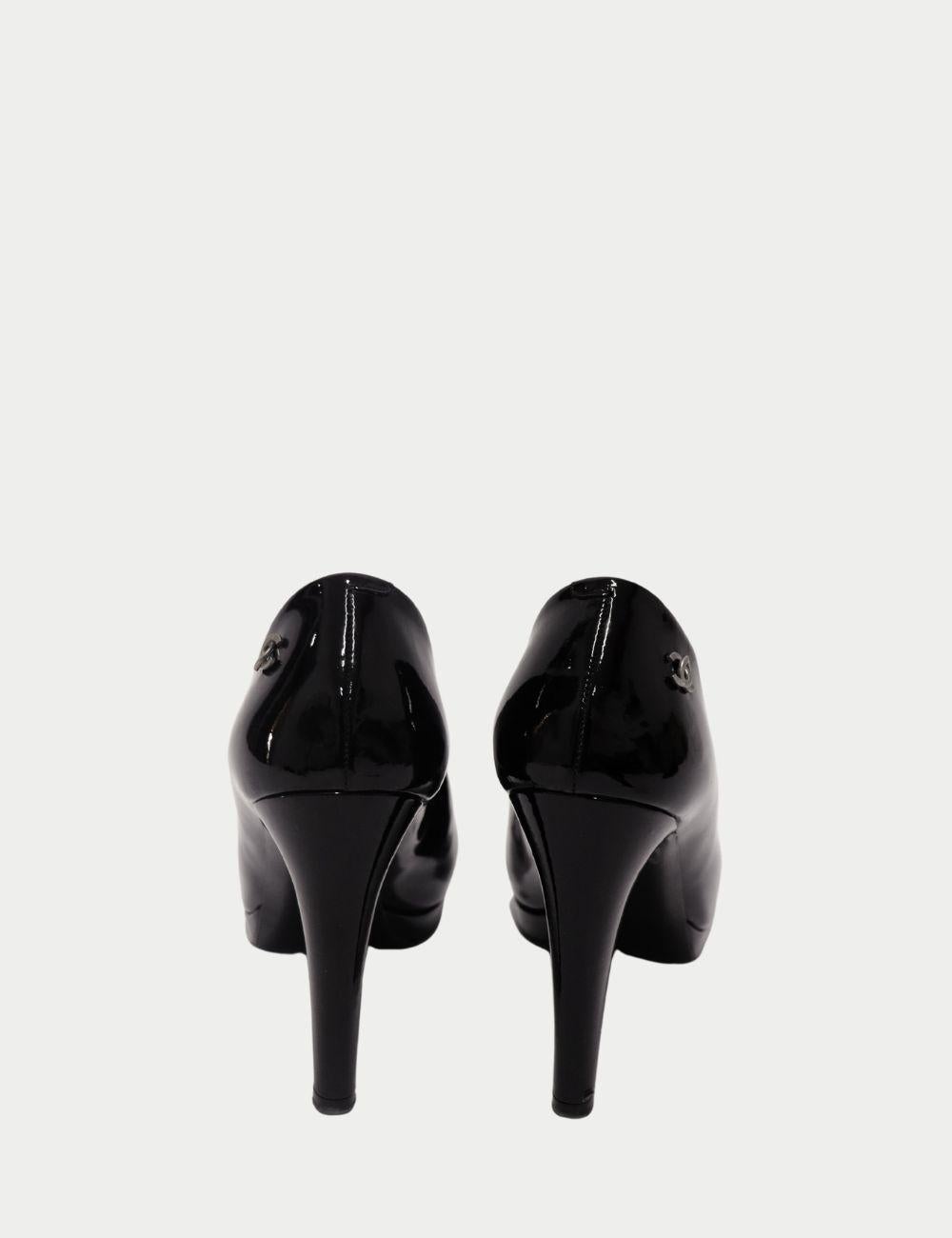 Chanel Black Patent Leather Cap-Toe Pumps – Made in Italy


Step into timeless elegance with these Chanel Black Patent Leather Cap-Toe Pumps, a classic silhouette that embodies Parisian sophistication. Crafted in Italy from glossy black patent