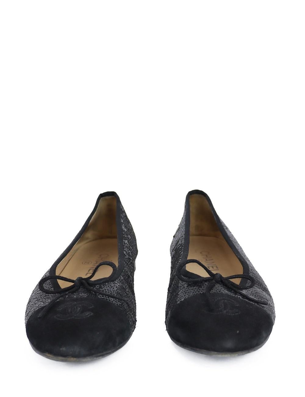 Chanel black sequin and suede cap toe flats. Featuring classic CC logo at front with little black bow. 

Additional information:
Material: Leather
Size: EU 40.5 / US 9.5
Overall Condition: Excellent 
Interior Condition: Excellent 
Exterior